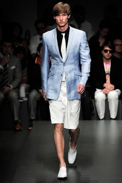 Look 16